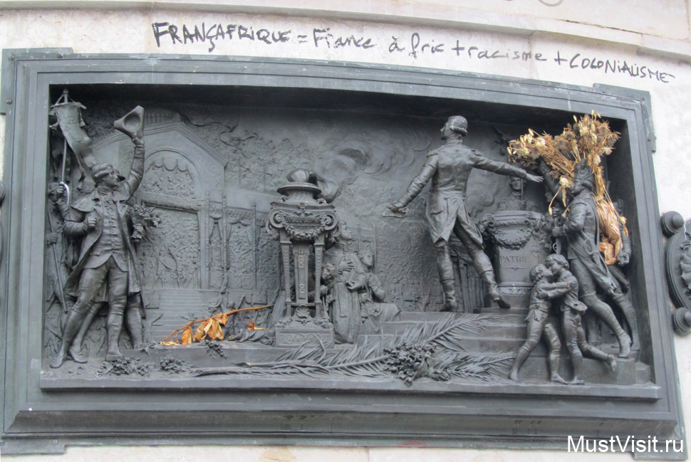 Барельеф на постаменте статуи Свободы на площади Республики.