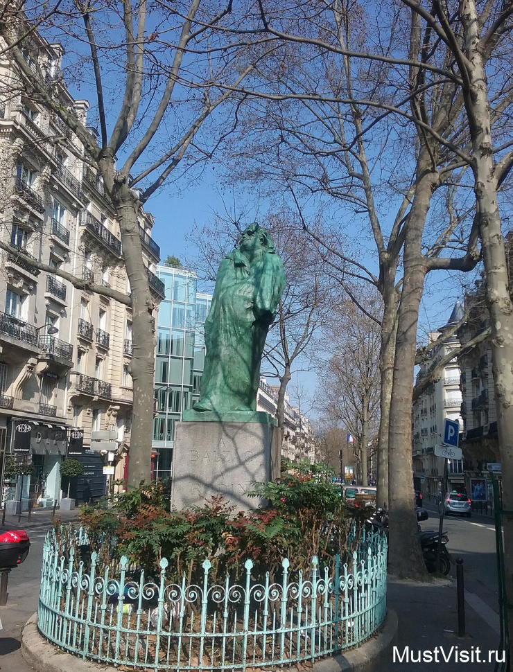 Памятник французскому писателю Оноре де Бальзаку