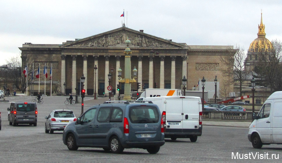 Город Париж, Бурбонский дворец на левом берегу Сены