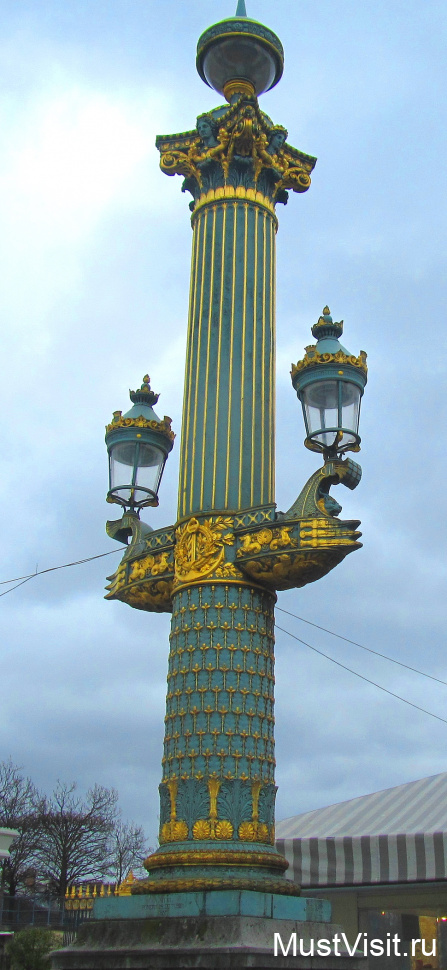 Ростральный фонарный столб на площади Согласия