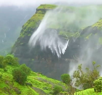 Naneghat - обратный водопад в Индии