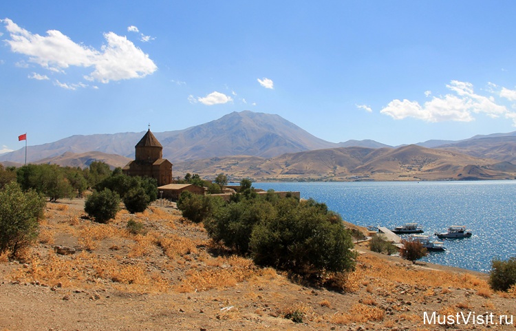 Монастырь Ахтамар на Akdamar Island на озере Ван