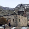 Монастырь  Гегард, притвор церкви Катогике. Слева выше - монастырские кельи в скалах, хачкары.