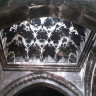 Монастырь  Гегард, искусная резьба стен купола. Мусульманские каменные сталактиты.