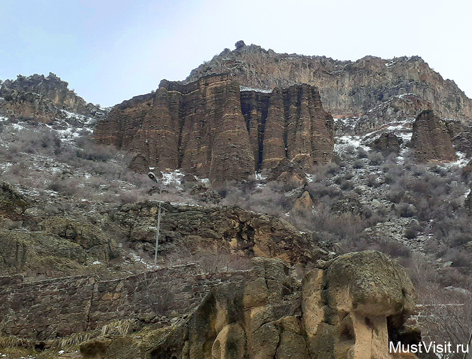 Монастырь  Гегард. Необычные скалы окружают это место.