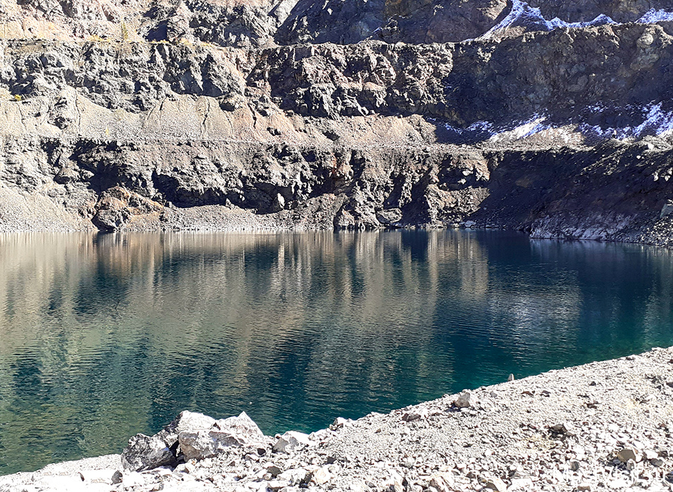 Карьерное озеро в ущелье Ак-Тюз