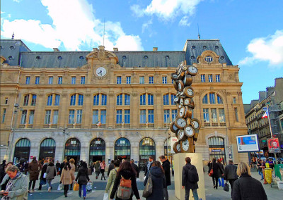Часы Время для всех перед вокзалом Бен Лазар в Париже
