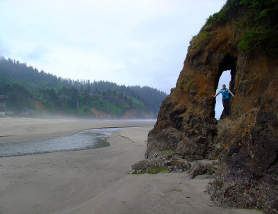 Природная арка на пляже в Орегоне
