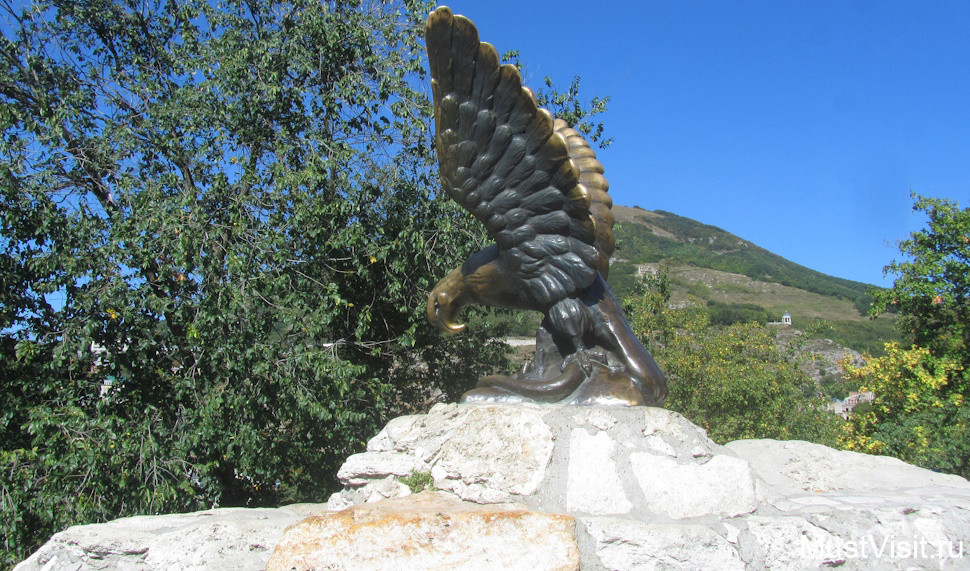 Пятигорск. Орел - символ КМВ на горе Горячей