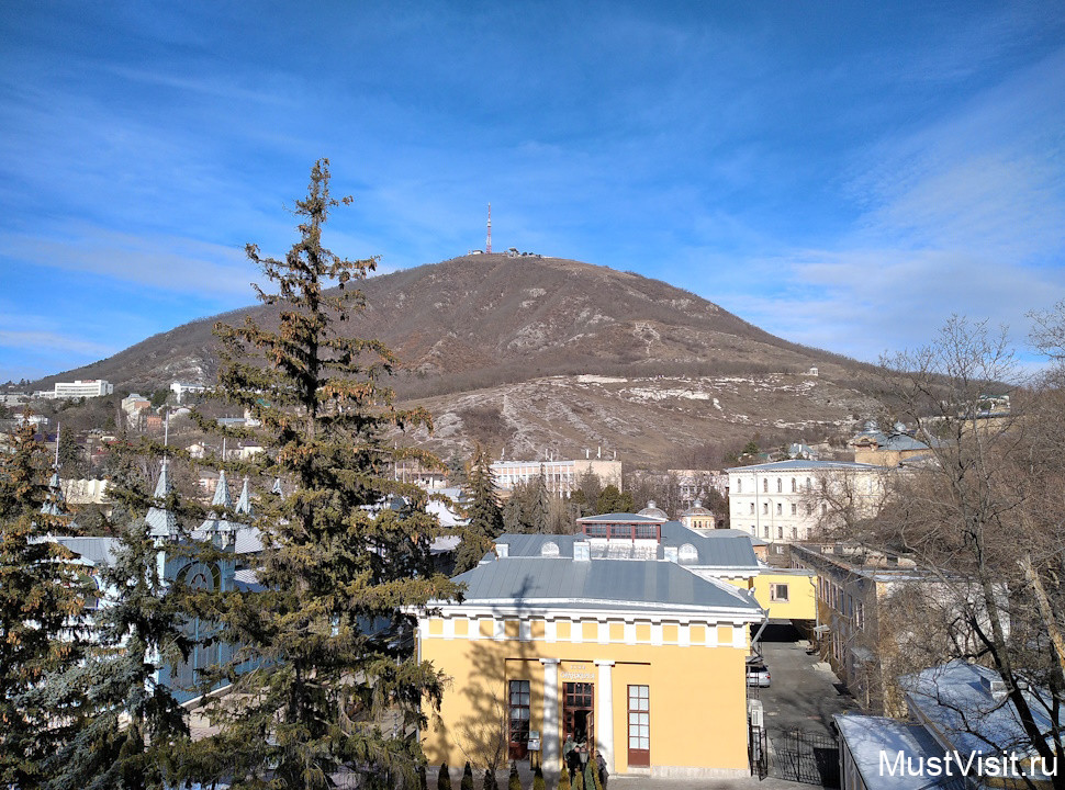 Пятигорск в феврале, вид на гору Машук со смотровой площадки на Горе Горячей. 