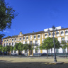 Площадь Патио де Бандерас в районе Санта-Крус, двор с апельсиновыми деревьями. Plaza Patio de Banderas 