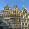 Гроте Маркт. Фасады исторических зданий гильдий в фламандском стиле.