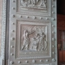 Массивные бронзовые двери с изображениями десяти заповедей.