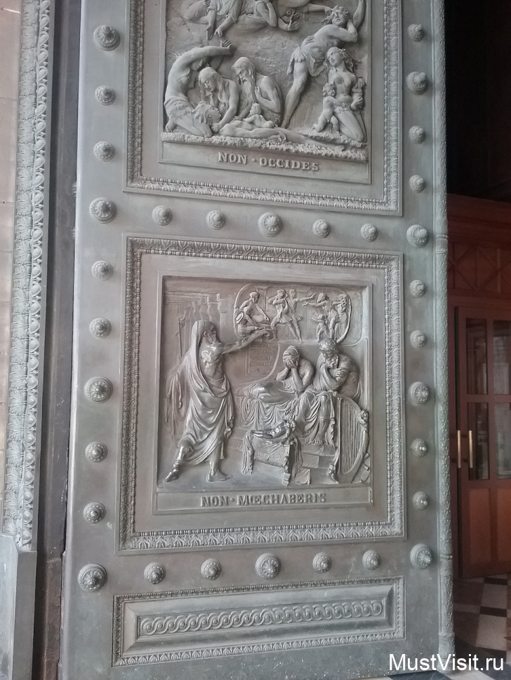 Массивные бронзовые двери с изображениями десяти заповедей.