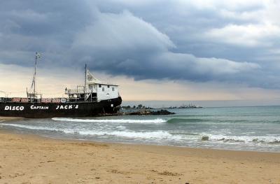Корабль на Южном пляже Несебра