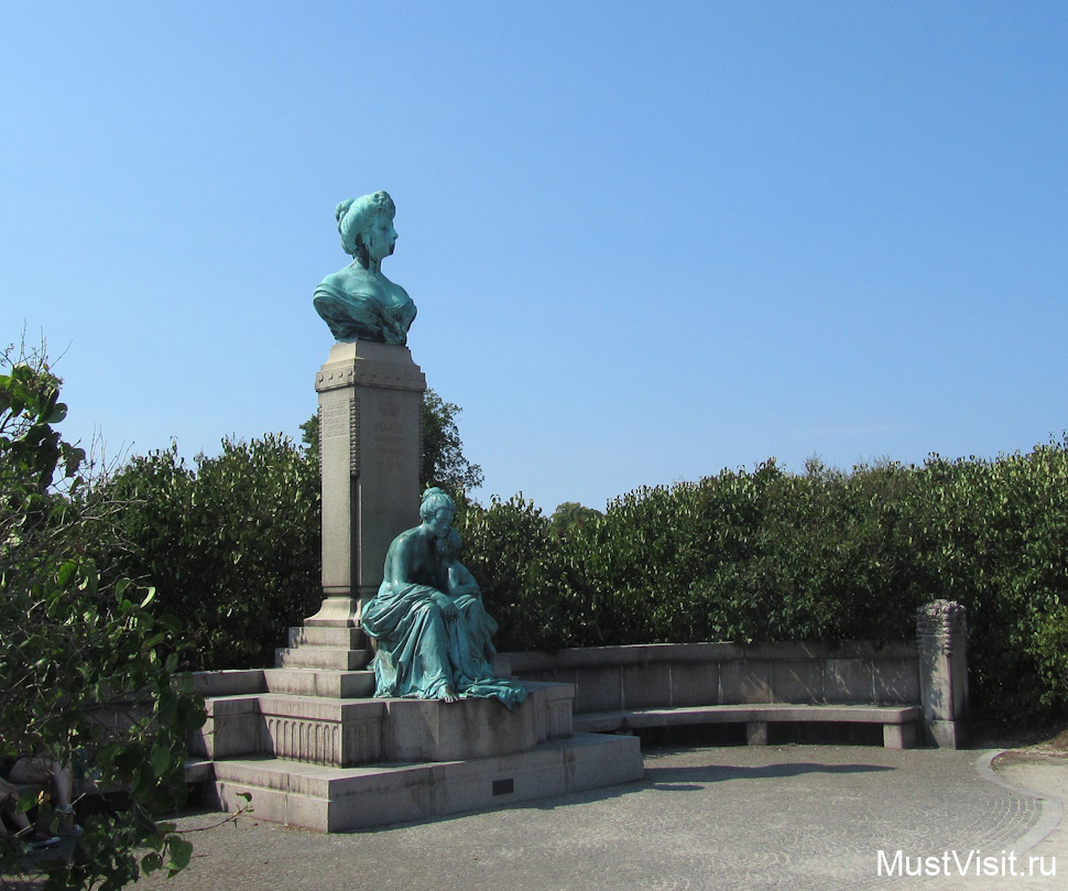 Лангелиние (Langelinie) в Копенгагене. Памятник принцессе Марии Орлеанской, известной своей общественной деятельностью в начале 20 века.