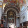 Интерьер базилики. Алтарь, слева - кафедра.