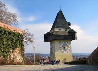 Часы на башне, стоящей на горе Шлоссберг в Граце