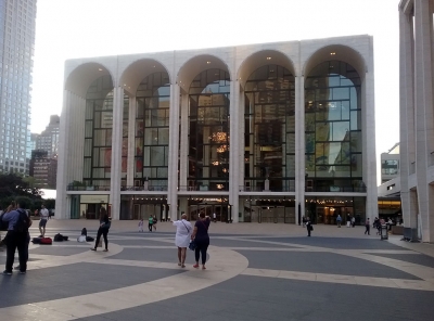 Метрополитен-опера на Бродвее в Нью-Йорке
