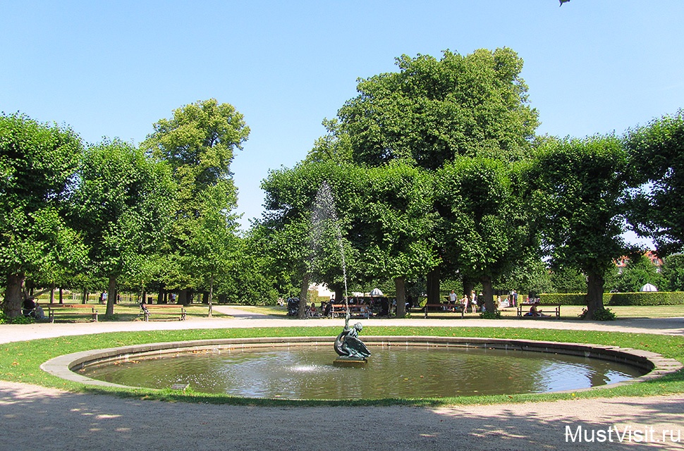 Замок Розенборг и фонтан в Королевском саду