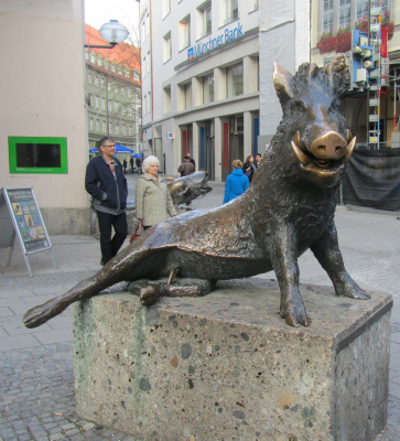 Скульптура кабана в Мюнхене