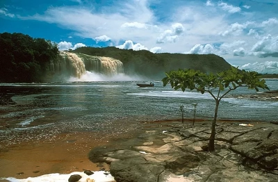 Водопады в лагуне Канайма