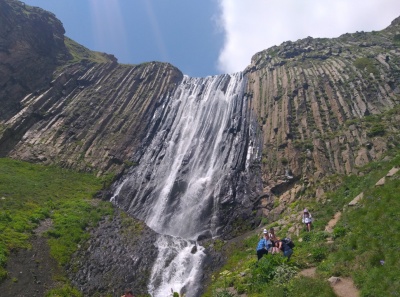 Водопад Терскол - базальтовые скалы в Приэльбрусье