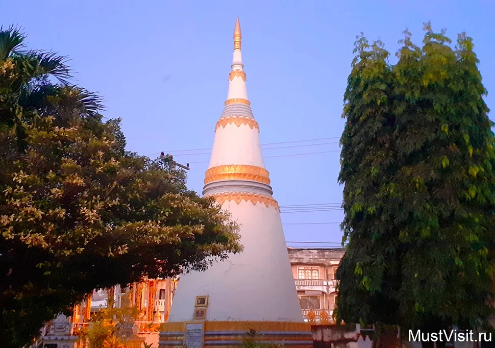 Храм Ват Луанг в Паксе