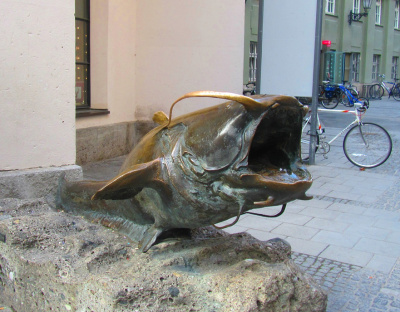 Скульптура сома в Мюнхене