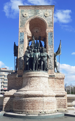 Монумент «Республика» на площади Таксим