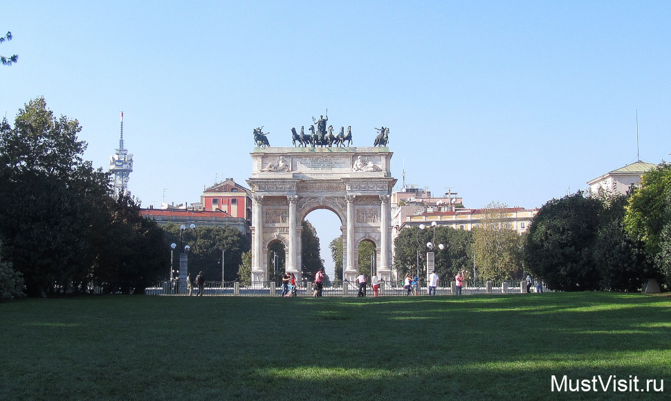 Триумфальная арка Мира в Милане, вид из парка Семпионе.
