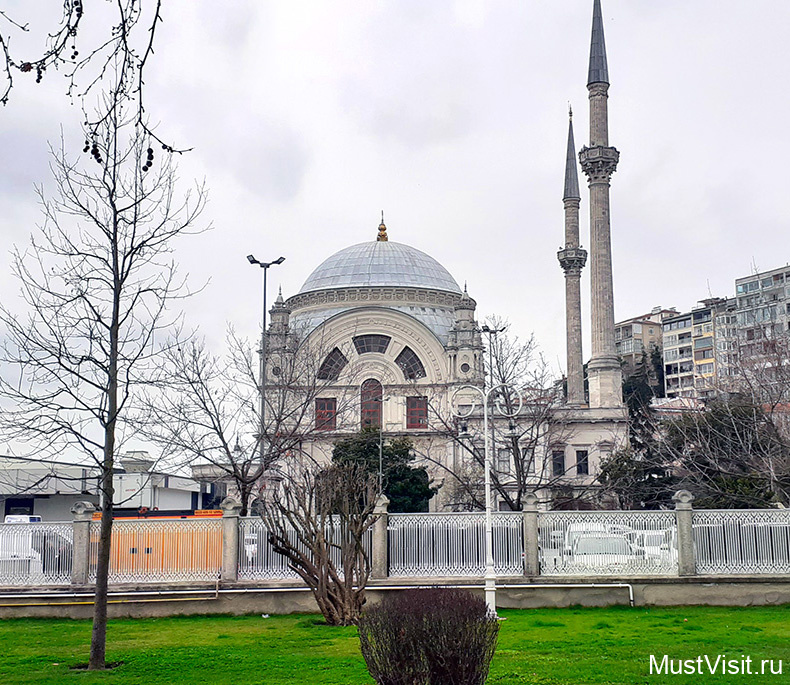 Мечеть Долмабахче в Стамбуле