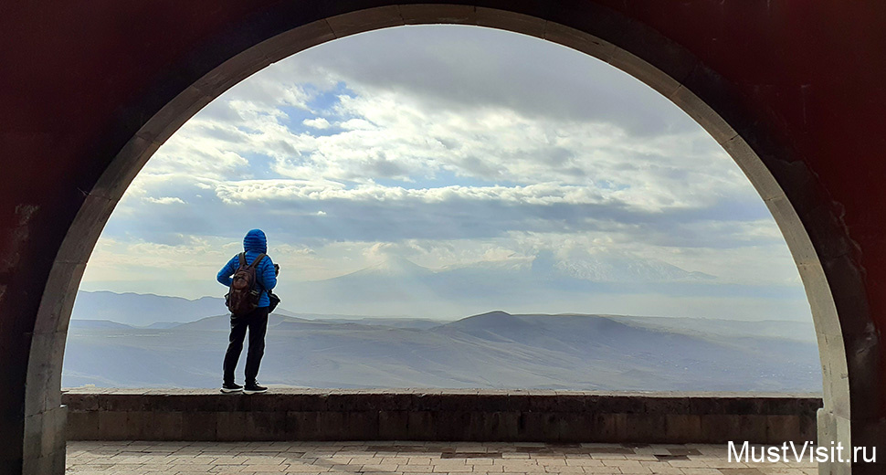 Вид на горы с подножия арки Чаренца. Гора Арарат скрыта за облаками.