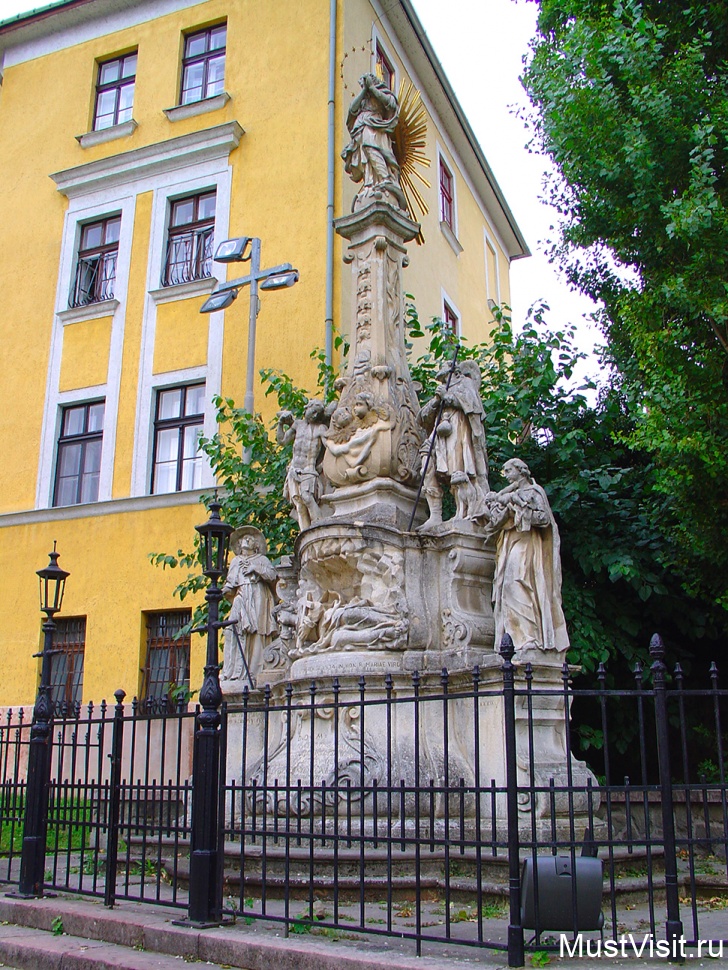 Памятник в Эстергоме 1