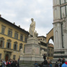 Памятник Данте Алигьери на площади Санта-Кроче, рядом с базиликой.