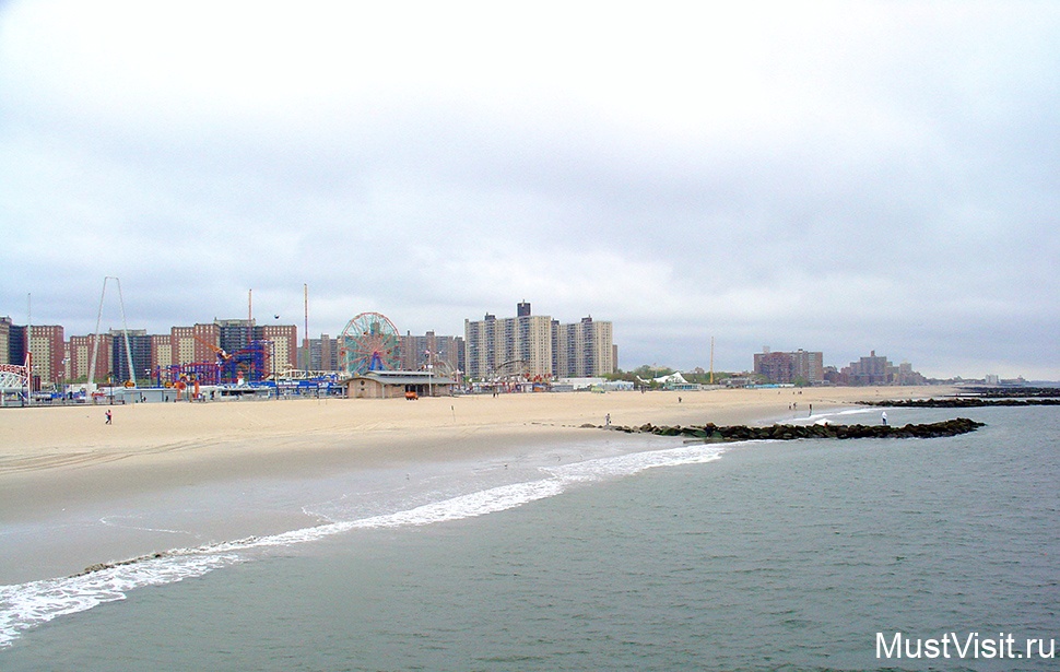 Пляж Брайтон-бич в Нью-Йорке