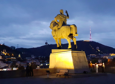 Памятник Вахтангу Горгасали в Тбилиси