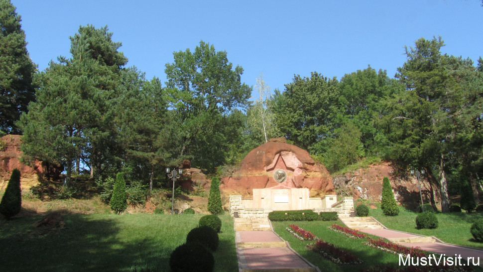 Красные камни в Кисловодском парке