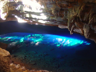 Пещера с голубой водой Посу-Азул в парке Шапада Диамантина