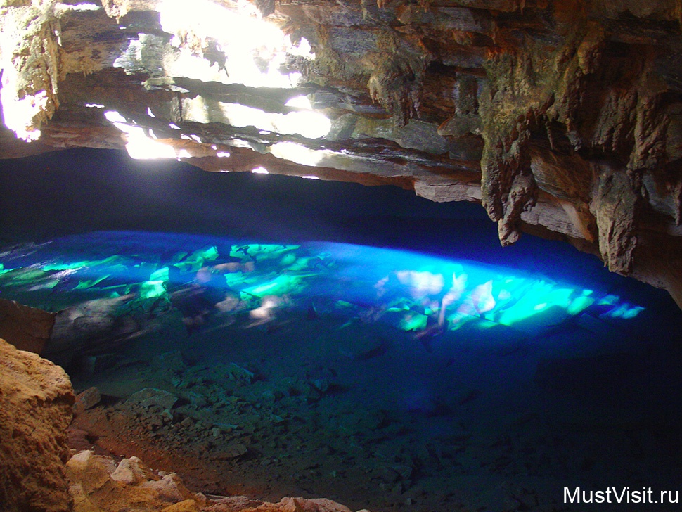 Пещера с горлубой водой Посу-Азул в парке Шапада Диамантина