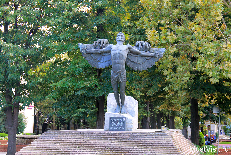 Памятник зависти (Икар) в Хасково