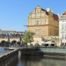 Город Прага, река Влтава, желтое здание в центре - музей композитора Бедржиха Сметаны