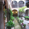 Внутренний двор отеля Парадор дель Сан Франциско на территории Альгамбры