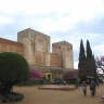 Площадь Водоёмов (Plaza de los Aljibes). Башни крепости Алькасабы. Слева - Торре Кебрада ("Разрушенная"), справа - Торре дель Хоменахе ("Почетная").