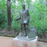 Памятник Вашингтону Ирвингу с надписью: "Сын Альгамбры"