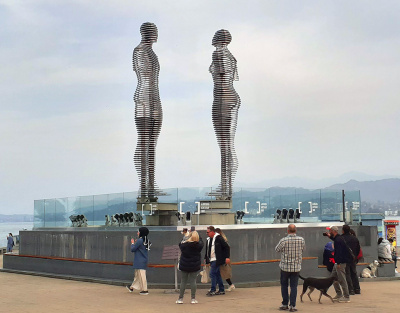 Скульптура «Али и Нино» в Батуми
