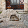 Изображение молящегося Христа на камне рядом с церквью