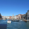 Гранд-канал (Canal Grande) в Венеции, на дальнем плане - мост Риальто.