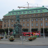 Город Стокгольм, площадь Густава, монумент королю Густаву II Адольфу. 
На заднем плане - здание Министерства обороны Швеции.