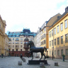 Статуя лошади на площади Blasieholmstorg. На противоположной части площади - такая же статуя лошади.